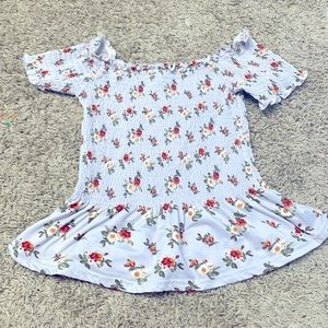 The shirt has stretchy sleeves and middle. Purple and floral it is sorter!!